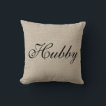 Rustic Hubby Herr Pillow Kissen<br><div class="desc">Dieses rustikale Kissen in Grabfarbe ist mit einem extravaganten Schriftzeichen geschmückt, das auf der Vorderseite "Hubby" und auf der Rückseite "Mr." sagt, was es perfekt für den süßen Tisch, das Sofa oder das Bett der Jungvermählten macht. Scroll runter, um die koordinierende Wifey / Mrs. cushion zu sehen.</div>