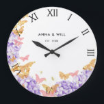 Rustic Hydrangea Butterflies Hochzeit Jahrestag Große Wanduhr<br><div class="desc">Eine schicke, moderne, elegante, personalisierte Hochzeitstag-Sake-Uhr mit einem Kranz aus rosa und goldenen Schmetterlingen (das ist ein digitaler Effekt, nicht echte Folie), lila Hydrangeas, moderner Typografie und römischen Ziffern für die Uhr Gesicht. Ein schönes, individuelles Hochzeitsgeschenk oder Hochzeitsjubiläum für ein junges - und junges - Ehepaar, das sein 1., 3.,...</div>