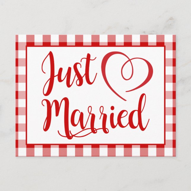 Rustic Just Married Red Gingham Karos Hochzeit Ankündigungspostkarte (Vorderseite)