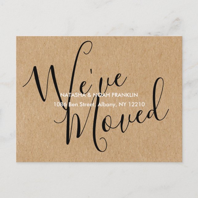 Rustic Kraft Script Wir haben neue Zuhause-Adresse Ankündigungspostkarte (Vorderseite)
