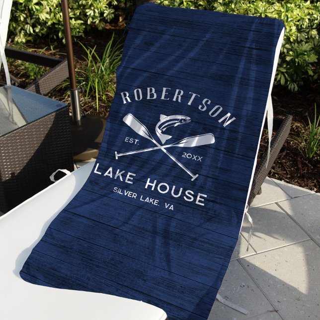 Rustic Lake House Familienname Blue Wood Strandtuch (Von Creator hochgeladen)