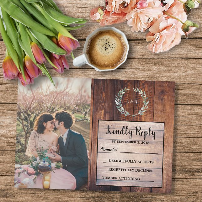 Rustic leaves on wood monogram foto von Wedding RS Einladung (Rustic leaves on barn wood monogrammed photo Wedding RSVP Invitation.)