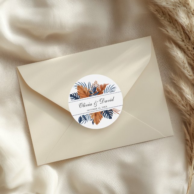 Rustic Midnight Blue Monstera Wedding Runder Aufkleber (Rustic Midnight Blue Monstera Wedding Classic Round Sticker on a wedding envelope.)