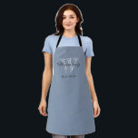 Rustic Monogram Family Name Classic Stylish Blue Schürze<br><div class="desc">Rustikale Monogram Personalisiert Familienname Klassisch Stilvolle blaue Schürze. Personalisiertes Monogramm initial, mit dem Nachnamen oder einem beliebigen Namen der Familie und festgestelltem Datum in der Schrift auf blaugrauem Hintergrund. Schürze ist ein einzigartiges Geschenk für Hochzeiten, Neuvermählte oder Brautpartys. Das Hotel liegt in einer ruhigen Gegend, nur 500 m vom Strand...</div>