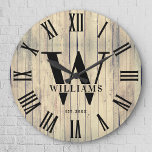 Rustic Monogram Farmhouse Custom Family Name Große Wanduhr<br><div class="desc">Personalisierter Familienname,  Monogramm und Jahr etabliert Rustic Modern Wall Uhr in einem trendigen Bauernstil Design mit römischer numerischer Uhr Gesicht und hellen weißen Holzputz / shiplap Hintergrund Design. Perfektes Geschenk für Neuvermählte,  Hochzeitsgeschenke,  Hauswärmer oder Großeltern oder für einen Zuhause-Check-in in der Hütte,  in der Hütte oder im Landhaus.</div>