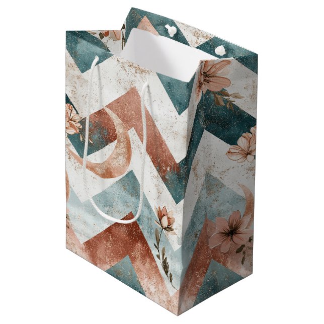 Rustic Moon Blumen-Chevron-Muster erdige (5) Mittlere Geschenktüte (Vorderseite Schrägansicht)