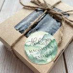 Rustic Mountain Pine Trees Calligraphy Vielen Dank Runder Aufkleber<br><div class="desc">Wasserfarbene bezaubernde,  hügelige Berge und Wälder mit Tannen- und Kiefernbäumen für ein rustikales Ziel oder eine Hochzeitsfeier im Freien.</div>