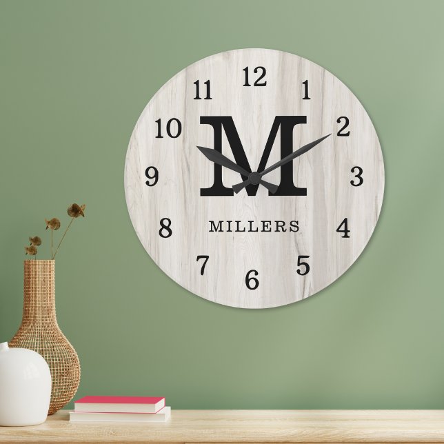 Rustic Natural Light Wood Family Name Monogrammed Große Wanduhr (Von Creator hochgeladen)