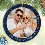 Rustic Navy Blue Frame Foto Mr. und Mrs. Christmas Keramik Ornament<br><div class="desc">Rustikale marineblaue 2 Foto Weihnachtsschmuck Vorlage mit Namen und Jahr oder anderen Text personalisieren. Es ist ein perfekter Sake für die frisch geborenen und ihre Familien,  sich an die ersten Weihnachten als Mr. und Mrs. Customize einfach mit Ihrem Familiennamen und dem Jahr zu erinnern. Gute Ferien!</div>