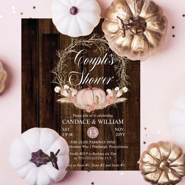 Rustic Pumpkin Pampas Wreath Couple's Dusche Einladung (Rustic Pink Pumpkin Pampas Twig Wreath on Dark Faux Wood Couple's Shower Invitation)
