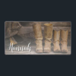 Rustic Ranch Cowboy Boots für zwei Monogramm Schreibtischunterlage<br><div class="desc">Diese lustige,  rustikale Schreibtischmatte verfügt über zwei Cowboystiefel an einer Blockhüttenwand. Für den Western oder Pferdeliebhaber. Erstellt von Simply Farmhouse Press; Foto von Melanie Mauer auf Unsplash.</div>