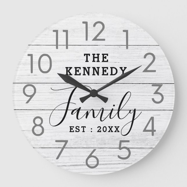 Rustic Reclaimed White Wood Farmhouse Family Name Große Wanduhr (Vorderseite)