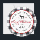 Rustic Rentier Round Christmas Foto Card Feiertagskarte<br><div class="desc">Günstige, individuell bedruckte Urlaubskarten mit einfachen Vorlagen für die Anpassung. Dieses lustige Design zeichnet sich durch eine kreisförmige die Form mit Büffel-Karo karierten Hintergrund, eine Rentiergrafik und moderne rustikale Typografie in Rot-, Weiß- und Holzkohlefarben aus. Der Text lautet "Frohe Weihnachten" in einem trendigen Script-Schriftart. Personalisieren Sie es mit Ihren Familiennamen,...</div>