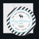 Rustic Rentier Round Christmas Foto Card Feiertagskarte<br><div class="desc">Günstige, individuell bedruckte Urlaubskarten mit einfachen Vorlagen für die Anpassung. Dieses lustige Design zeichnet sich durch eine kreisförmige die Form mit gestreiftem Hintergrund, eine Rentiergrafik und moderne rustikale Typografie in Aqua-, Weiß- und Holzkohlefarben aus. Der Text lautet "Frohe Weihnachten" in einem trendigen Script-Schriftart. Personalisieren Sie es mit Ihren Familiennamen, dem...</div>