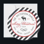 Rustic Rentier Round Christmas Foto Card Feiertagskarte<br><div class="desc">Günstige, individuell bedruckte Urlaubskarten mit einfachen Vorlagen für die Anpassung. Dieses lustige Design zeichnet sich durch eine kreisförmige die Form mit gestreiftem Hintergrund, eine Rentiergrafik und moderne rustikale Typografie in Rot-, Weiß- und Holzkohlefarben aus. Der Text lautet "Frohe Weihnachten" in einem trendigen Script-Schriftart. Personalisieren Sie es mit Ihren Familiennamen, dem...</div>