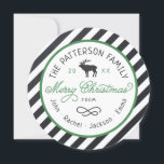 Rustic Rentier Round Christmas Foto Card Feiertagskarte<br><div class="desc">Günstige, individuell bedruckte Urlaubskarten mit einfachen Vorlagen für die Anpassung. Dieses lustige Design zeichnet sich durch eine kreisförmige die Form mit gestreiftem Hintergrund, eine Rentiergrafik und moderne rustikale Typografie in Grün-, Weiß- und Holzkohlefarben aus. Der Text lautet "Frohe Weihnachten" in einem trendigen Script-Schriftart. Personalisieren Sie es mit Ihren Familiennamen, dem...</div>