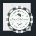 Rustic Rentier Round Christmas Foto Card Feiertagskarte<br><div class="desc">Günstige, individuell bedruckte Urlaubskarten mit einfachen Vorlagen für die Anpassung. Dieses lustige Design zeichnet sich durch eine kreisförmige die Form mit Büffel-Karo karierten Hintergrund, eine Rentiergrafik und moderne rustikale Typografie in Grün, Weiß und Holzkohle Grautönen aus. Der Text lautet "Frohe Weihnachten" in einem trendigen Script-Schriftart. Personalisieren Sie es mit Ihren...</div>