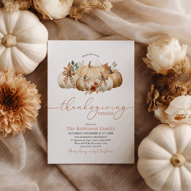 Rustic Thanksgiving Dinner Pumpkin Bows Einladung (Thanksgiving Invitation Pumpkin Patch Design. Pumpkins and bows in earthy tones)