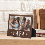 Rustic Two Foto Papa Grandpa Fotoplatte<br><div class="desc">Das hübsche Holzschild zum Vatertag,  Geburtstag oder Großelterntag zeigt zwei Fotos nebeneinander auf einem rustikalen Hintergrund mit "Papa" unten.</div>