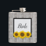 Rustic Wedding Bride Sonnenblume Junggeselinnen-Ab Flachmann<br><div class="desc">Brideflasche mit rustikalem Stalldach und gelben Sonnenblumen. Mit schwarzem Text können Sie Ihre eigenen Informationen anpassen. Ein tolles Geschenk für diese Braut für ihren Junggeselinnen-Abschied!</div>