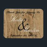 Rustic Wedding Brown Woodgrain Foto Vielen Dank Magnet<br><div class="desc">Vielen Dank an Ihre Hochzeitsgäste, die Ihren besonderen Tag mit dieser rustikalen Hochzeit teilen. Dieser Aufwertungmagnet zeichnet sich durch ein Foto aus braunem Holzkorn als Hintergrund für die Namen von Braut und Bräutigam aus. Die schönen vertikalen Streifen zeigen die atemberaubenden Erdtönen in Braun. Die Namen der Braut und des Bräutigams...</div>