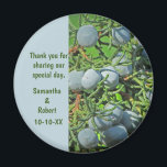 Rustic Wedding Pine Tree Berries Vielen Dank Magnet<br><div class="desc">Mit diesem runden Magneten mit einem Foto Frühlingskiefernbeeren bedanken Sie sich bei Ihren Hochzeitsgästen. Diese runden Beeren sind eine schöne, blau graue Farbe, die in Haufen entlang der grünen Kiefernäste wächst. Worte der Wertschätzung, die Namen der Braut und des Bräutigams und das Hochzeitdatum erscheinen auf einem passenden blauen Hintergrund und...</div>