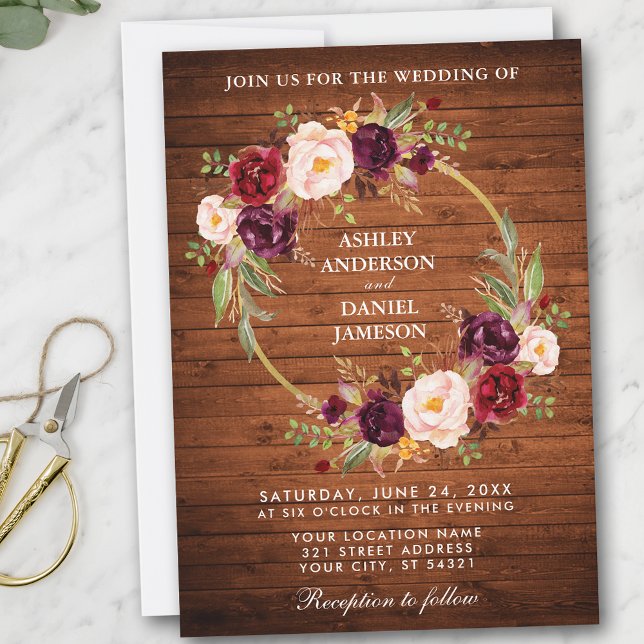 Rustic Wedding Wood Burgundy Blumenreath laden ein Einladung (Customize to add more text or photos to back of card.)