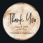 Rustic Wedding Wood Cut Danke, Script Magnet<br><div class="desc">Mit der rustikalen Hochzeitsholzschnitt Dankeschön an Ihre Hochzeitsgäste in einer charmanten und rustikalen Art und Weise. Dieser einzigartige Gefallen verlasse einen bleibenden Eindruck und dient als tägliche Erinnerung Ihres besonderen Tages. Der Magnet zeichnet sich durch einen bedruckten Holzschnitt-Hintergrund aus, der dem Design eine Touch rustikaler Eleganz verleiht. Das Herzstück des...</div>