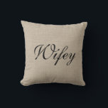Rustic Wifey Mrs. Pillow Kissen<br><div class="desc">Dieses rustikale Kissen in Grabfarbe ist mit einem extravaganten Schriftzeichen geschmückt,  in dem "Wifey" auf der Vorderseite und "Mrs." auf der Rückseite steht,  was es perfekt macht für den süßen Tisch,  das Sofa oder das Bett der Jungvermählten. Scroll runter,  um zu sehen,  die koordinierende Hubby / Mr. cushion.</div>