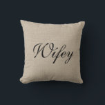 Rustic Wifey Mrs. Pillow Kissen<br><div class="desc">Dieses rustikale Kissen in Grabfarbe ist mit einem extravaganten Schriftzeichen geschmückt,  in dem "Wifey" auf der Vorderseite und "Mrs." auf der Rückseite steht,  was es perfekt macht für den süßen Tisch,  das Sofa oder das Bett der Jungvermählten. Scroll runter,  um zu sehen,  die koordinierende Hubby / Mr. cushion.</div>