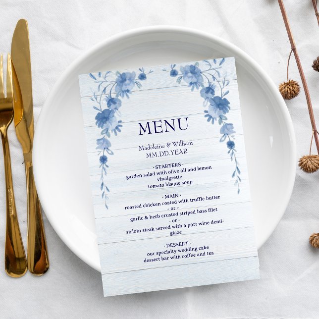 Rustic Wood  Blue Floral Elegant Wedding Menu Menükarte (Von Creator hochgeladen)