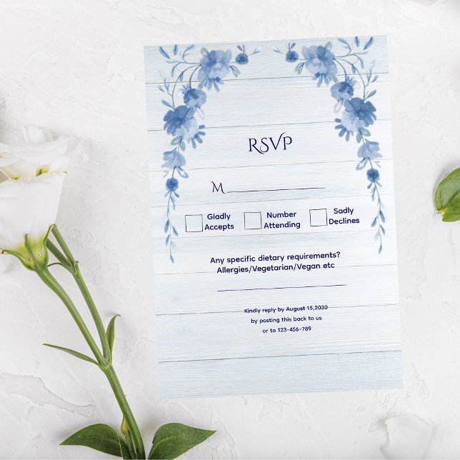 Rustic Wood  Blue Floral Elegant Wedding  RSVP Karte (Von Creator hochgeladen)