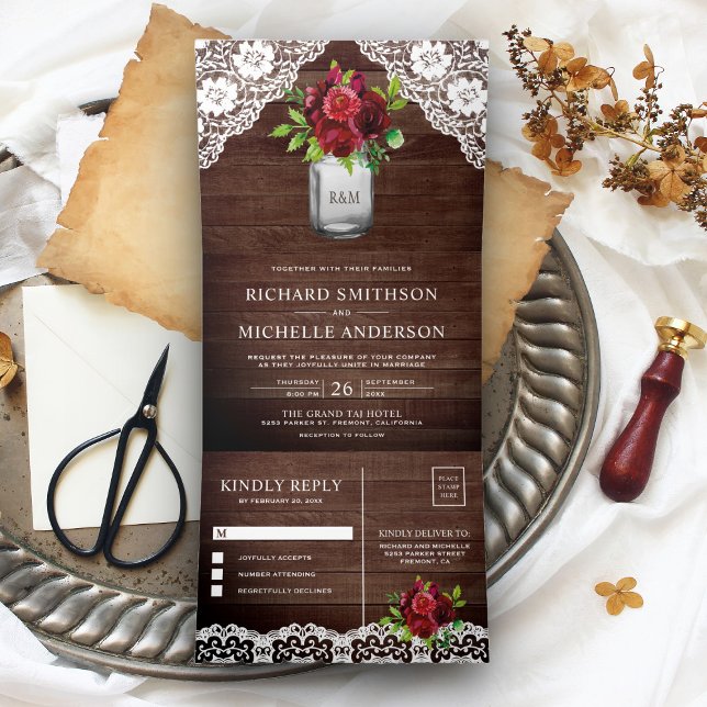 Rustic Wood Burgundy Floral Mason Jar Lace Wedding Dreifach Gefaltete Einladung (Von Creator hochgeladen)