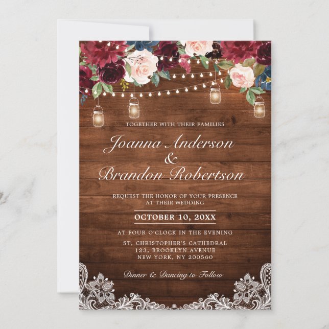 Rustic Wood Burgundy Floral Mason Jar Wedding Einladung (Vorderseite)