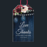 Rustic Wood Burgundy Floral Mason Jar Wedding Geschenkanhänger<br><div class="desc">Rustikales Land Holz Blumengestein Hochzeitsfeier und Dankeschön Geschenk-Tag bietet handgemalte Aquarell Blumengrafik / Rose in den reichen Tönen Burgund , Marsala Rot Marineblau und rot / pfirsichfarben und charmante handgeschriebenen Stil Schriftart mit Streichlichter Mason Glas und Spitzen Holz Hintergrund. Bitte kontaktieren Sie mich für Hilfe bei der Anpassung oder wenn...</div>