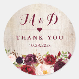 Rustic Wood Burgundy Floral Monogram Gastgeschenk Runder Aufkleber