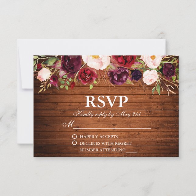 Rustic Wood Burgundy Floral Wedding RSVP Karte (Vorderseite)