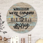 Rustic Wood Campers RV Ruhestand müde Runde Wanduhr<br><div class="desc">Ein lustiges Zitat von "Was auch immer,  wir sind Camping" auf einem rustikalen Trittholz-Boden.</div>