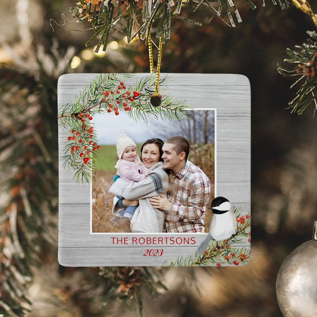 Rustic Wood Christmas Family Foto Chickadee Keramikornament (Von Creator hochgeladen)