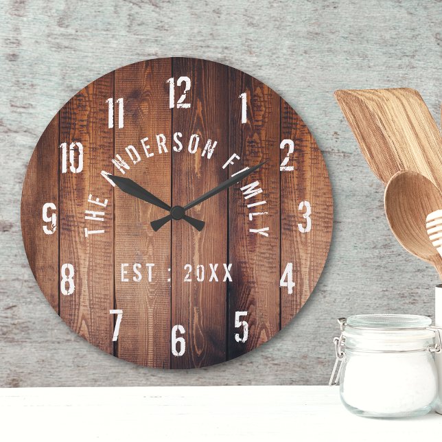 Rustic Wood Custom Family Name Farmhouse Runde Wanduhr (Von Creator hochgeladen)