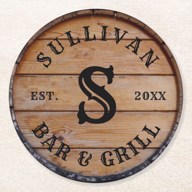 Rustic Wood Custom Family Name Monogram Initial Runder Pappuntersetzer (Vorderseite)