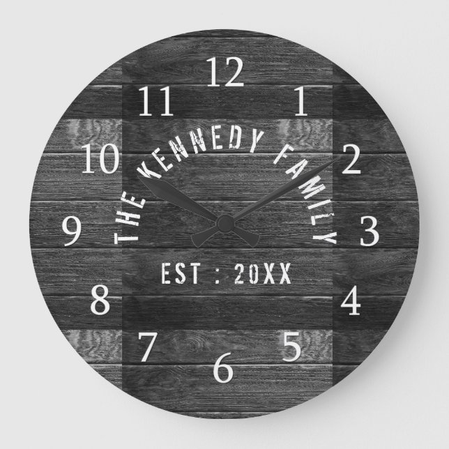Rustic Wood Family Name Farmhouse Große Wanduhr (Vorderseite)