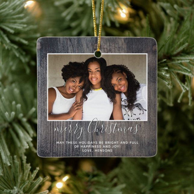 Rustic Wood Frohe Weihnachts-Script Familie Foto Keramikornament (Baum)