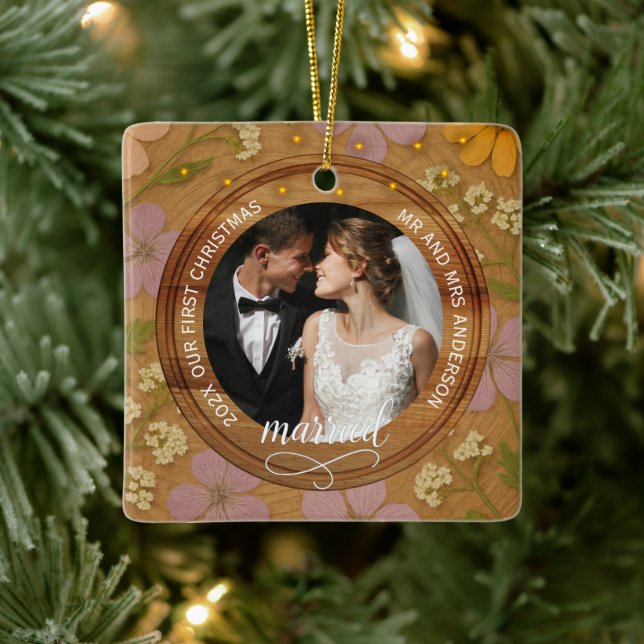 Rustic Wood Grain Floral  First Christmas married Keramikornament (Baum)