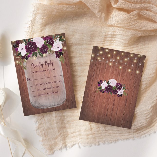 Rustic Wood Mason Jar Plum Floral Wedding RSVP Karte (Von Creator hochgeladen)