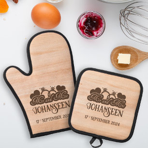 Rustic Wood Mr & Mrs. Hearts Bride Groom Wedding Ofenhandschuh & Topflappen-Set