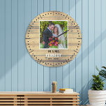 Rustic Wood Newi Wed Foto Hochzeit Jahrestag   Große Wanduhr<br><div class="desc">Einzigartige Jubiläumsuhr zum Personalisieren mit Foto,  Name und feststehendem Jahr. Die rustikale Hochzeitsuhr mit einem bedrückten Holzeffekt ist ein großartiges Geschenk für Hochzeiten,  Jubiläen und die neue Zuhause.</div>