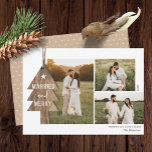 Rustic Wood Ornament Newlywed 3 Feiertagskarte<br><div class="desc">Bist du dieses Jahr verheiratet geworden? Dann sind diese frisch vermählten 3 Foto Weihnachtskarten perfekt für den Versand an Familie und Freunde! Auf den links ist ein Holzbaumschmuck mit Typografie, "Verheiratet und froh". Einfach mit eigenen Fotos und Texten anpassen! Auf der Rückseite der Karte befindet sich ein Muster aus weißen...</div>