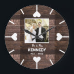 Rustic Wood Personalized Wedding Anniversary Photo Große Wanduhr<br><div class="desc">Wedding clocks to personalize with the couple's photo and last name. The rustic wood background adds a country chic look. A great gift for weddings, anniversaries,  and new home housewarming .</div>