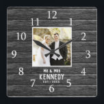 Rustic Wood Personalized Wedding Anniversary Photo Quadratische Wanduhr<br><div class="desc">Unique anniversary clock to personalize with couple photo,  name and established year. The rustic wedding clock with a distressed wood effect  makes a great gift for weddings, anniversaries,  and new home housewarming.</div>